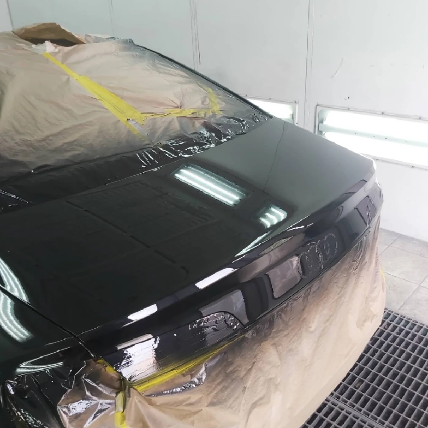 Detalj sjaja crnog automobila nakon završne obrade