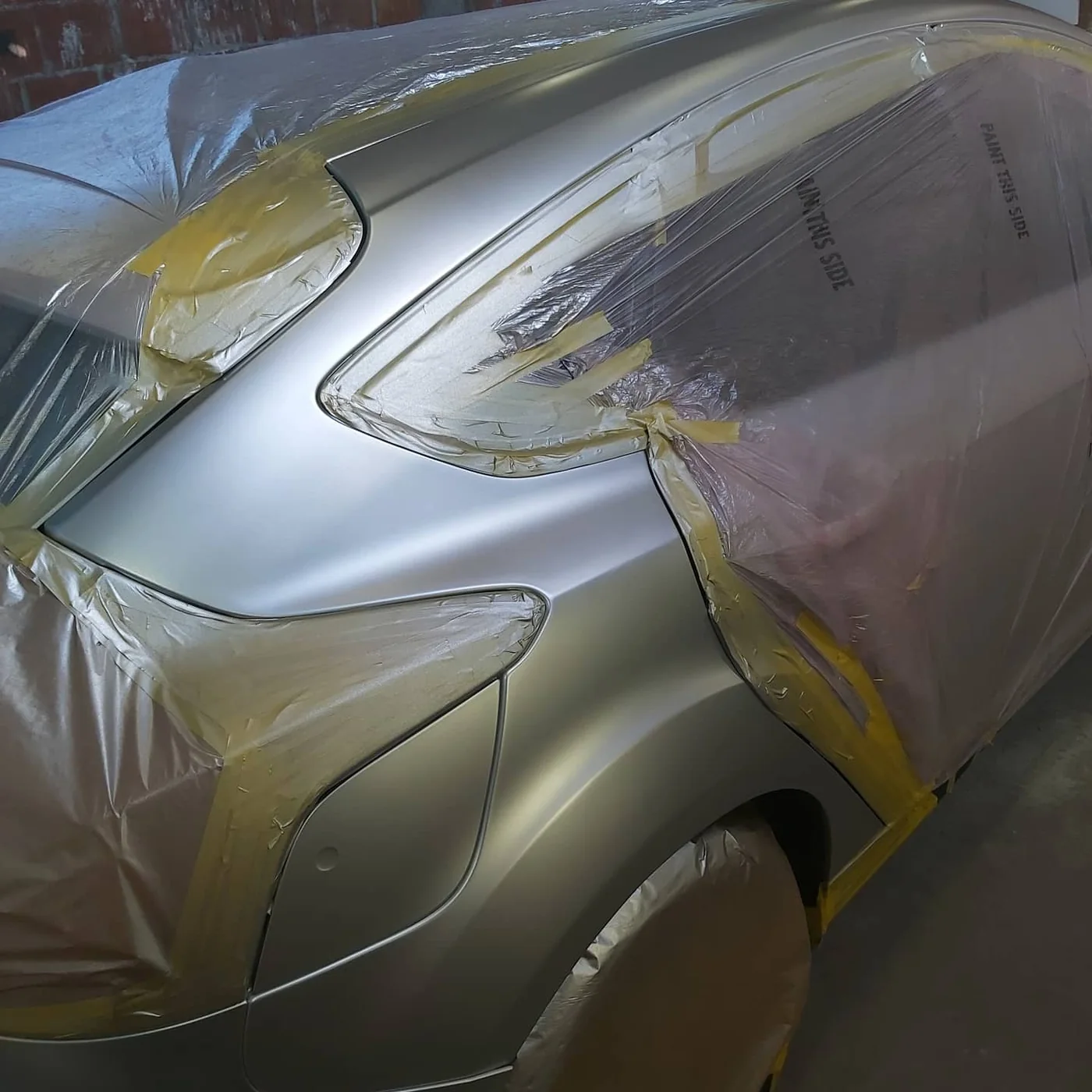 Srebrni automobil nakon lakiranja bočne površine