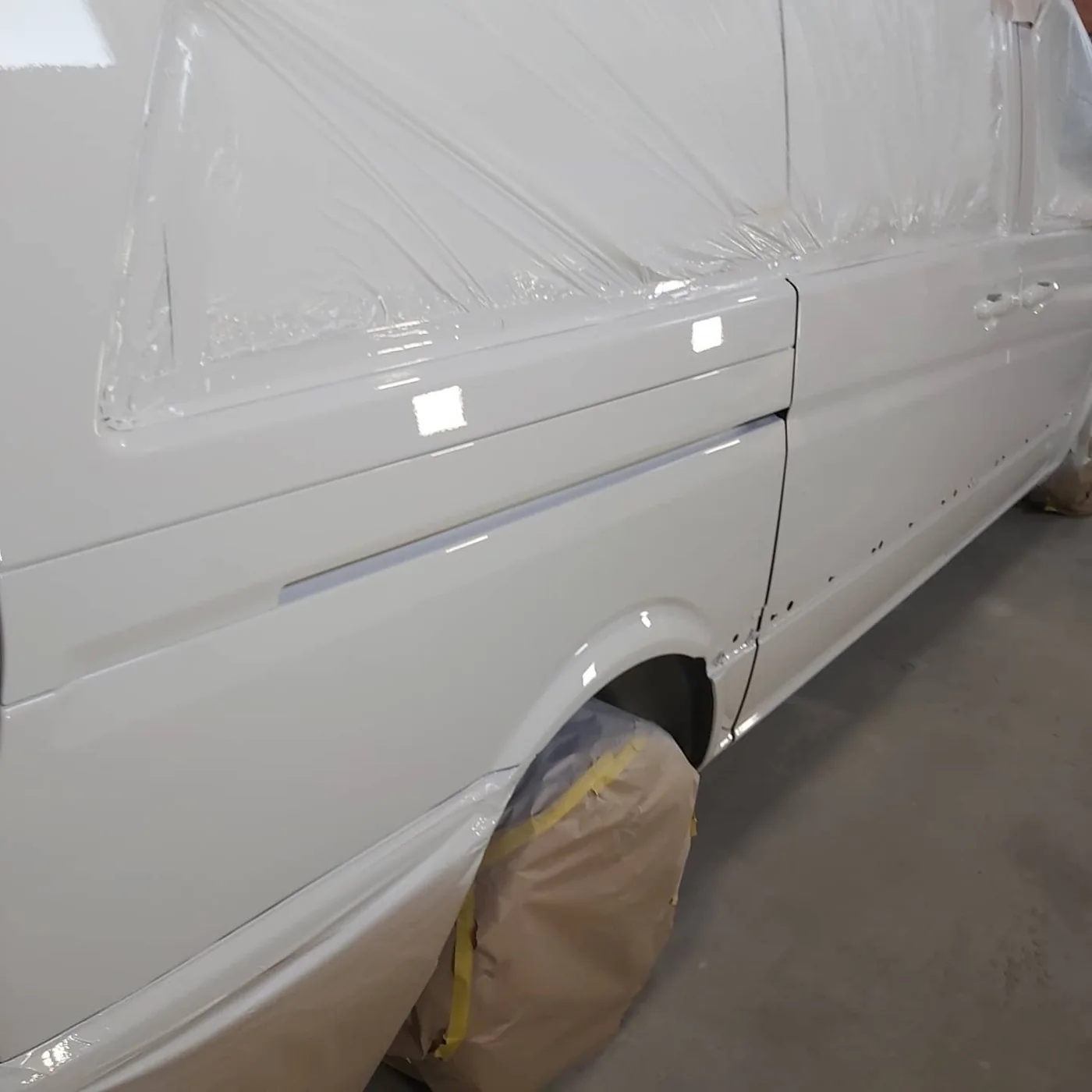 Belo vozilo u procesu farbanja